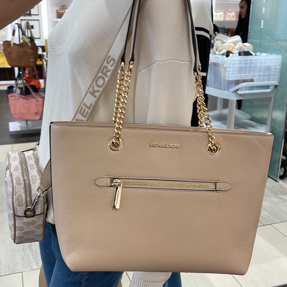 MICHAEL KORS
Jet Set Medium Front Zip Pebbled Leather Chain Tote Bag
Buff
NWT - Picture 15 of 16